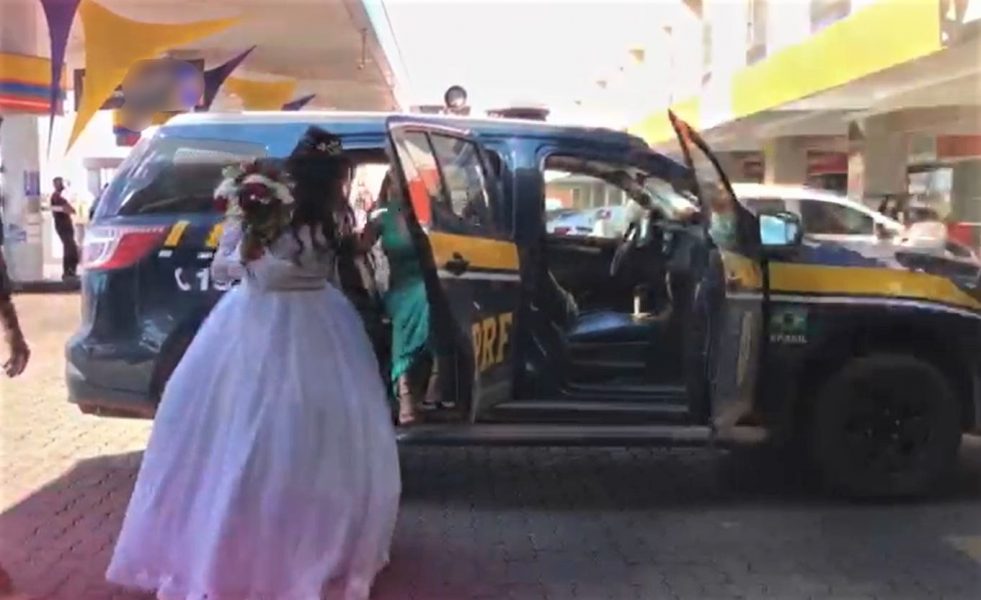 DE CARONA: Noiva chega ao casamento com viatura da PRF após carro estragar na rodovia