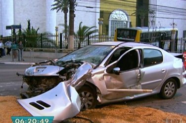 Ônibus bate em carro e invade Templo de Salomão