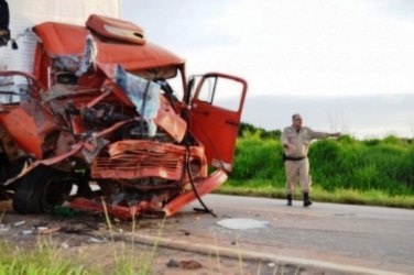 OURO PRETO - Grave acidente envolve caminhão e carreta na BR-364