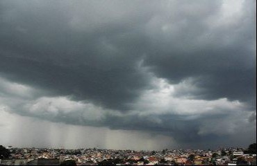 TEMPO - Véspera de Natal com pancada de chuva na capital