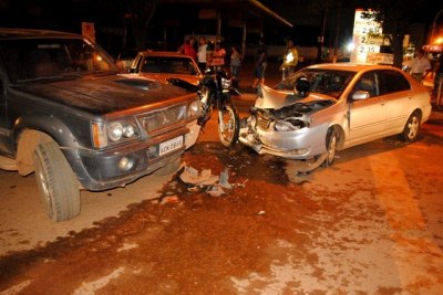 Cinco veículos provocam acidente em cruzamento na capital