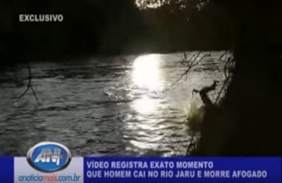 Câmera registra exato momento que homem cai no rio e morre - VÍDEO