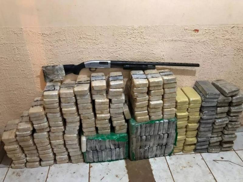 TRÁFICO: Durante busca por picape roubada polícia aprende 230 tabletes de drogas