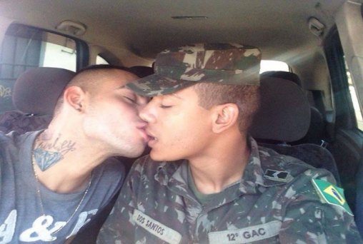 Cabo do exército tira foto em beijo gay e gera revolta 