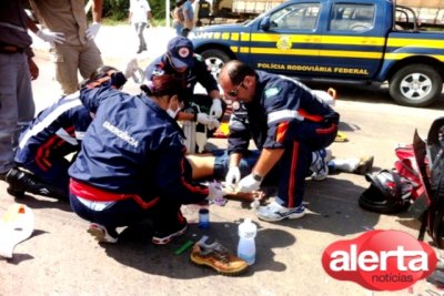 ALTO PARAÍSO - Motociclista fica ferido após colidir com caminhão 