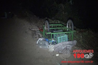 Carreta colide com carro na BR-364