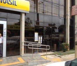 Criminosos invadem agência bancária na capital