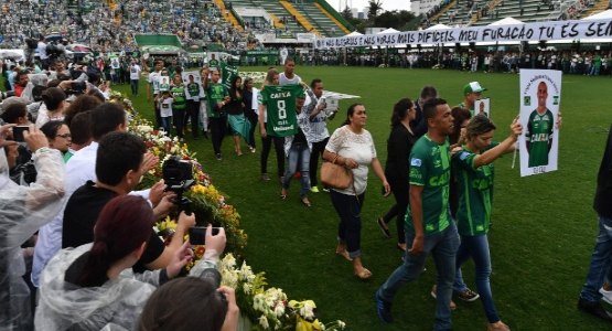 Mulheres de atletas da Chape reclamam de abandono e cobram apoio financeiro