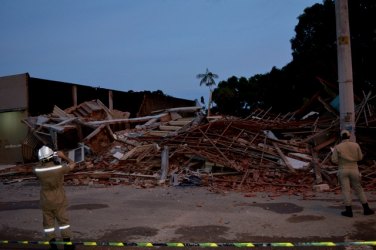 Prédio condenado pela Defesa Civil desaba na capital após forte chuva