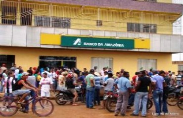 Banco de Cujubim é assaltado e ladrões fogem com reféns