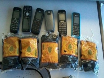 PM apreende aparelhos celulares e pacotes de tabaco no presídio