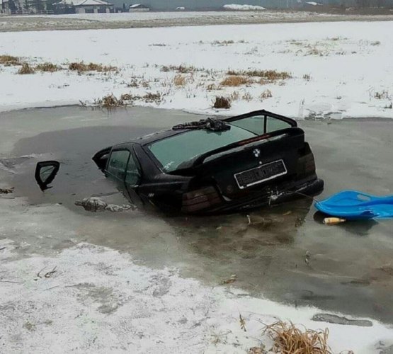 Homem naufraga em rio congelado com BMW 