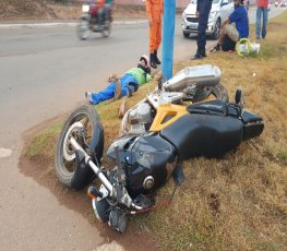 Motoqueiro fica lesionado após bater em carro no trevo da Campos Sales