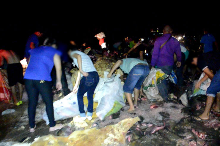 População saqueia carga de peixe derramada na pista em Rondônia