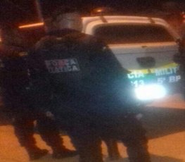 ABUSO: Homicida tenta sacar arma de PM durante luta corporal em abordagem