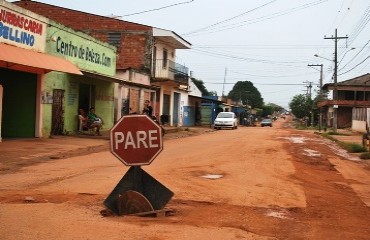 CENA DA CIDADE – Moradores se revoltam com aumento de acidentes e colocam placa de sinalização dentro de buraco de esgoto – Fotos