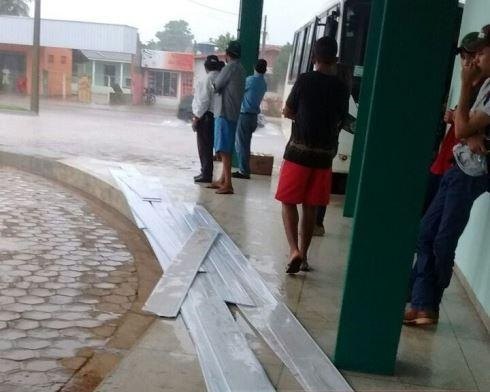 Forte chuva expõe fragilidade da estrutura de nova rodoviária 