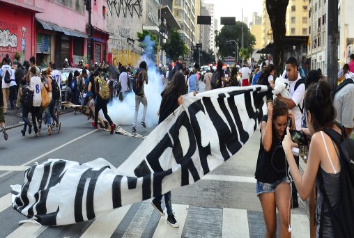 Manifestantes fazem ato contra e a favor do impeachment em Nova York