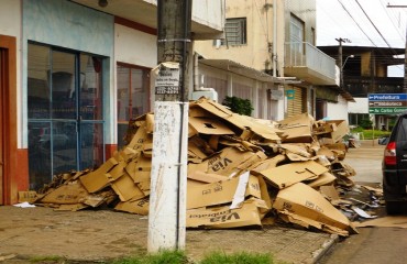 CENA DA CIDADE – Via Embratel descarta lixo e deixa calçada intransitável - Fotos