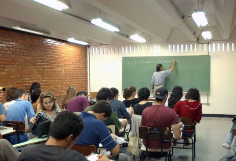 Quatro em cada 10 professores não têm formação adequada