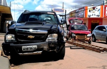 DESATENÇÃO – Motorista avança cruzamento e colide em veículo de secretario municipal de trânsito