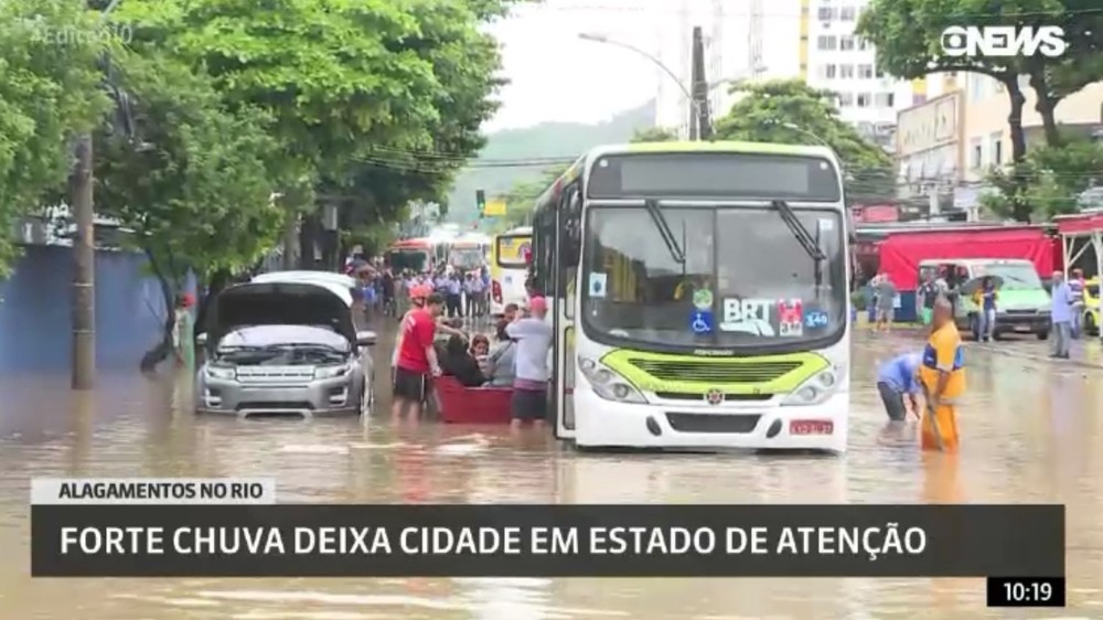 Passageiros só conseguem deixar ônibus no Rio em barco dos bombeiros