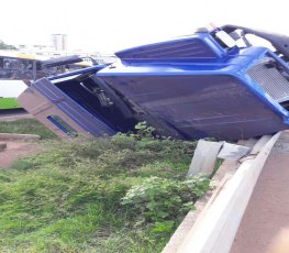 Caminhão tomba no viaduto em Porto Velho