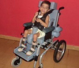 Mãe pede leite e remédios para filho com paralisia cerebral