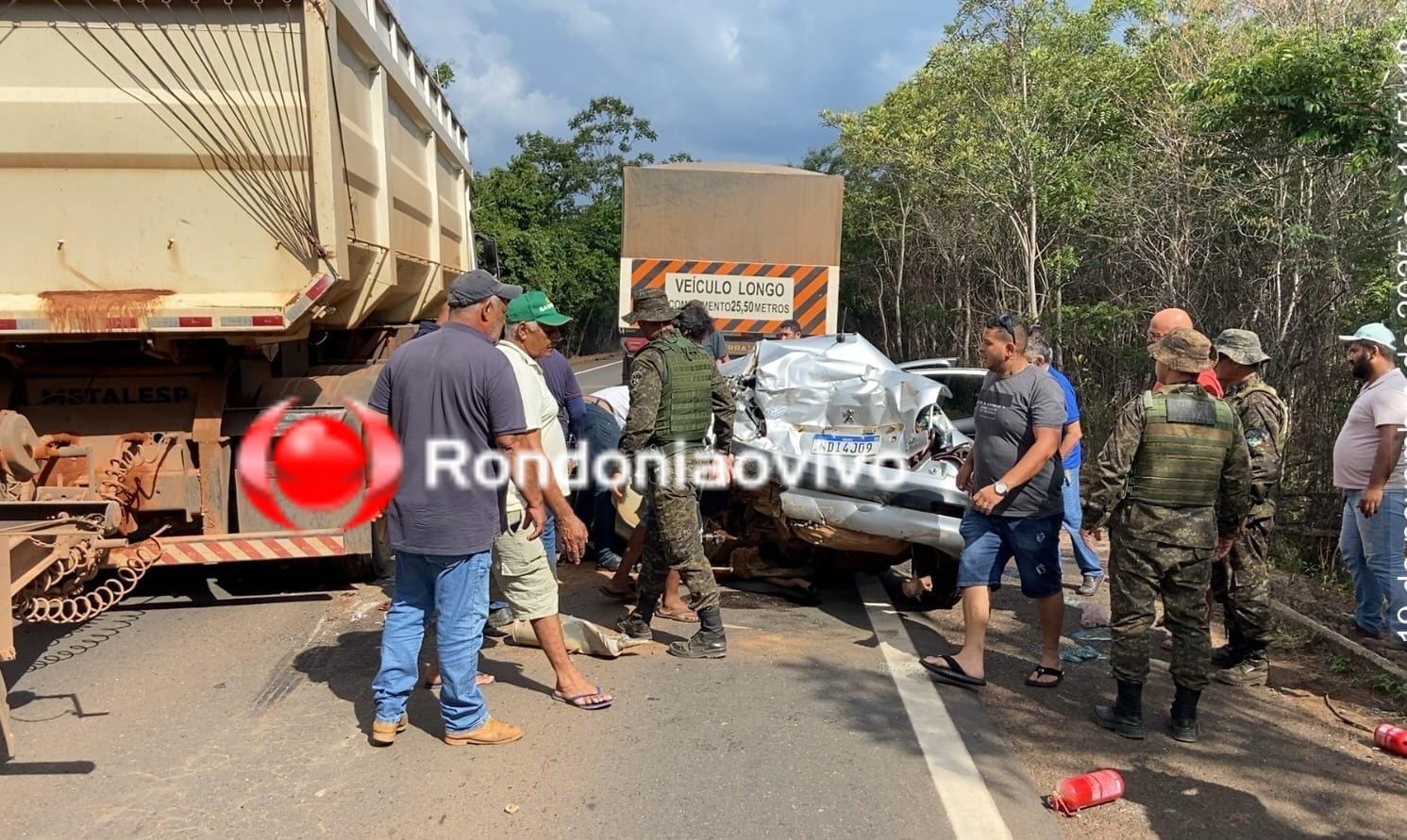 GRAVE:  Carro com cinco pessoas é esmagado por dois caminhões na BR-364 