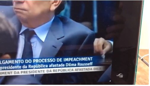 Vídeo flagra suposto pacote de cocaína em sessão do impeachment
