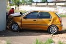 Motorista avança cruzamento e bate em muro de escola