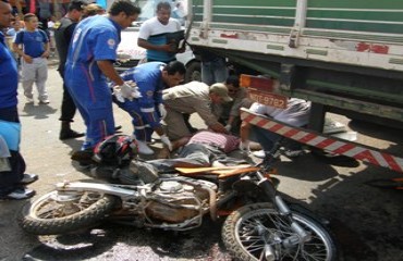 Motociclista bate na carroceria de caminhão no centro da capital