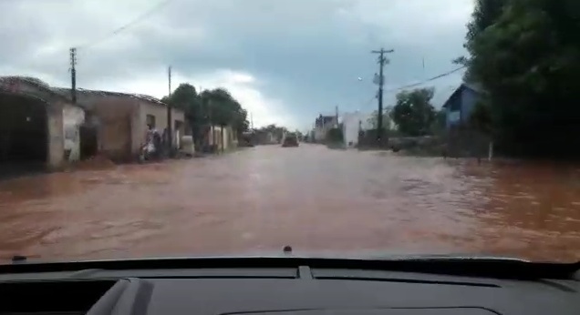 TRANSTORNO: Chuva de meia hora inunda ruas em Porto Velho por falta de infraestrutura