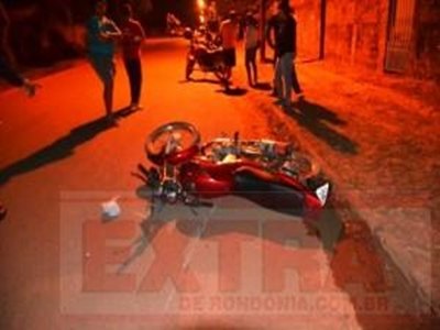 Casal em fuga atropela motociclista em cruzamento