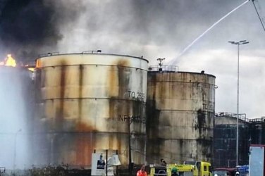 Incêndio em Santos é controlado, mas combate ao fogo continua