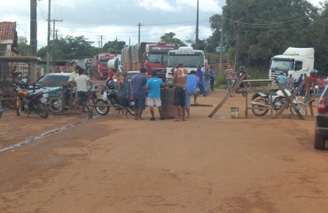 PROTESTO NACIONAL – Buracos levam moradores bloquearam Estrada do Belmont – Fotos