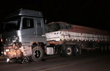 PIMENTA BUENO - Motoqueiro morre em acidente com carreta na BR 364