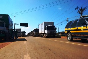 ACREAOVIVO - Caminhoneiros fecham BR-364 pela segunda vez