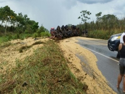 Carreta tomba na BR-364 e interrompe tráfego de veículos