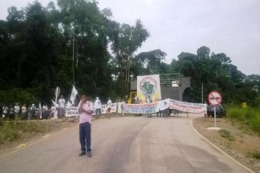 PROTESTO - Entrada da Usina de Santo Antônio é bloqueada por integrantes do MAB - FOTOS