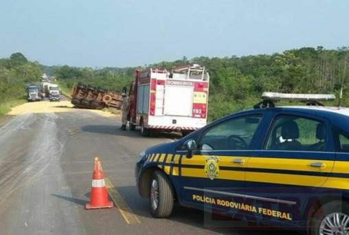 Carreta carregada de milho tomba em acidente na BR-174