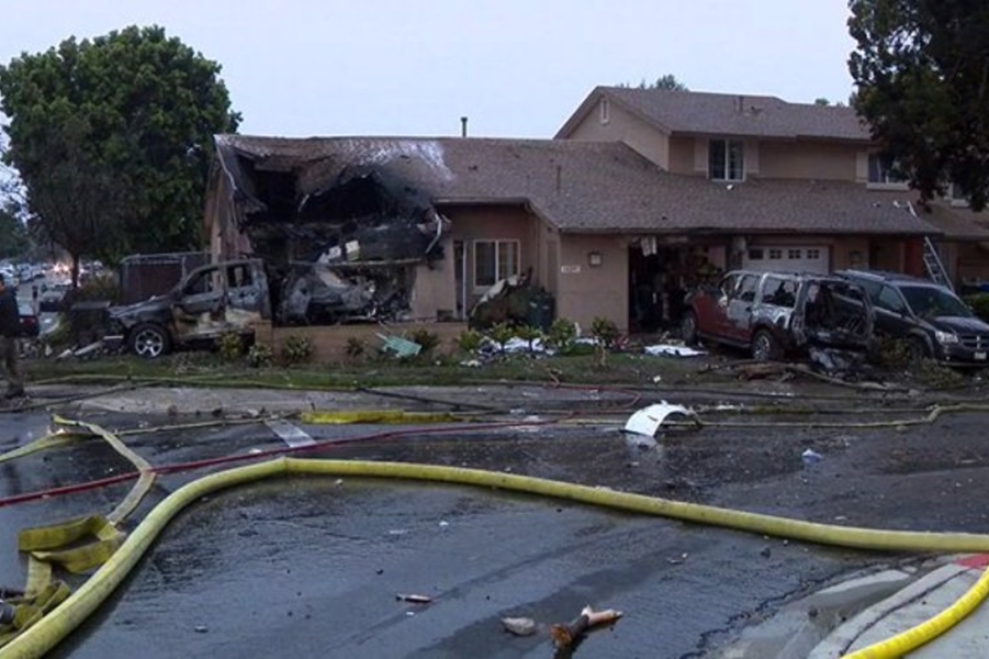 QUEDA: Jato particular cai em casa e deixa ao menos 2 mortos