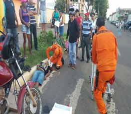 GRAVE - Ciclista fica desacordado após ser atropelado em cruzamento