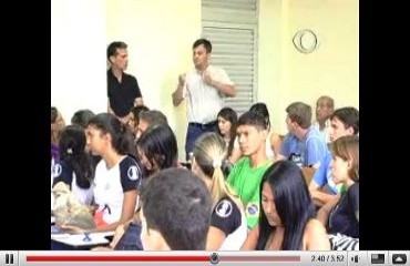 Universitários protestam contra transferência do curso de engenharia para capital - Confira vídeo