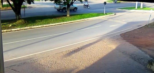 VÍDEO - Motociclista escapa milagrosamente da morte