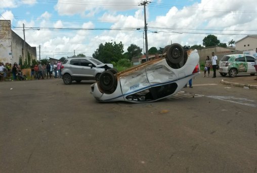 Acidente entre carros deixa táxi capotado e mulher grávida de 7 meses ferida