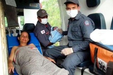 Bombeiros realizam parto de emergência dentro de ambulância 