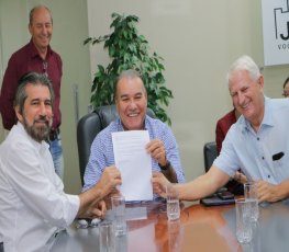 Raupp entrega recursos para saneamento básico