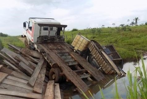 Ponte não aguenta peso de caminhão com trator e quebra 