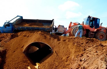 Caminhão quebra ponte e comunidade fica parcialmente sem acesso na capital